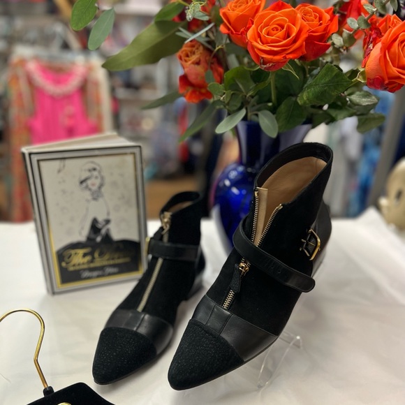 CHANEL Black Leather | Suede Pointed Toe Booties 40 - Picture 15 of 15